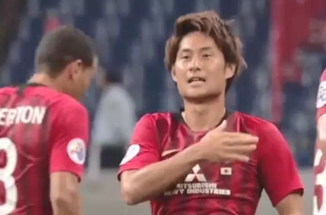  那不勒斯痛失榜首，金玟哉失误致关键丢球  