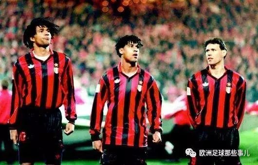  AC米兰防线送礼遭绝杀  