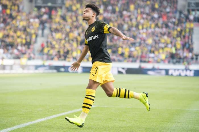  曼城妖星连场造乌龙，对手后卫频频送大礼  