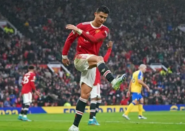  热刺锋霸争议染红 里沙利松肘击动作引发轩然大波  